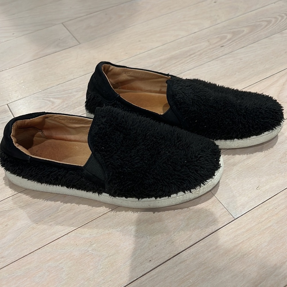 UGG Ricci Black Shoes - Picture 2 of 7